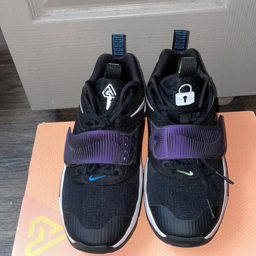 Nike Freak GS 3 EUC Size 7 Youth. Runs a little big like a women’s size 8/12